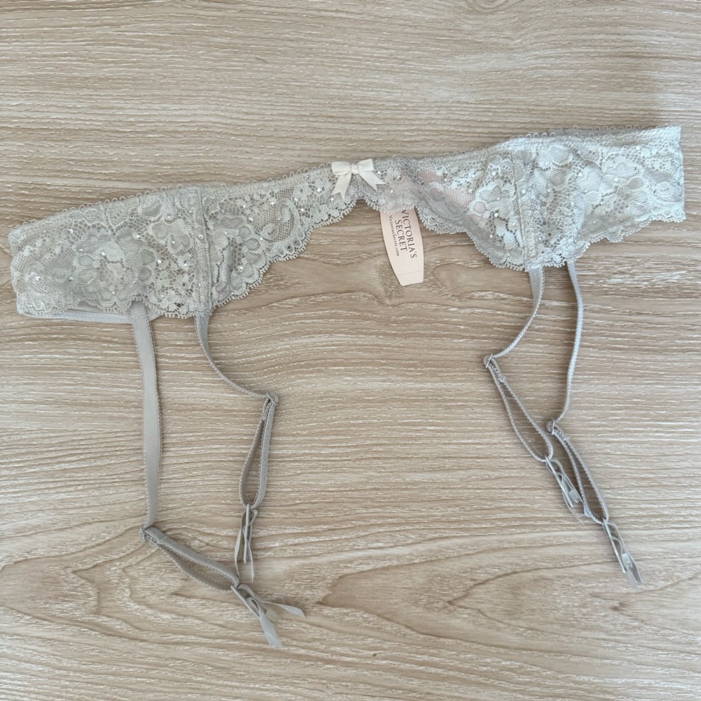 Victoria’s Secret Med/Large NEW Dream Angels Garter Belt Sliver Lace Bridal